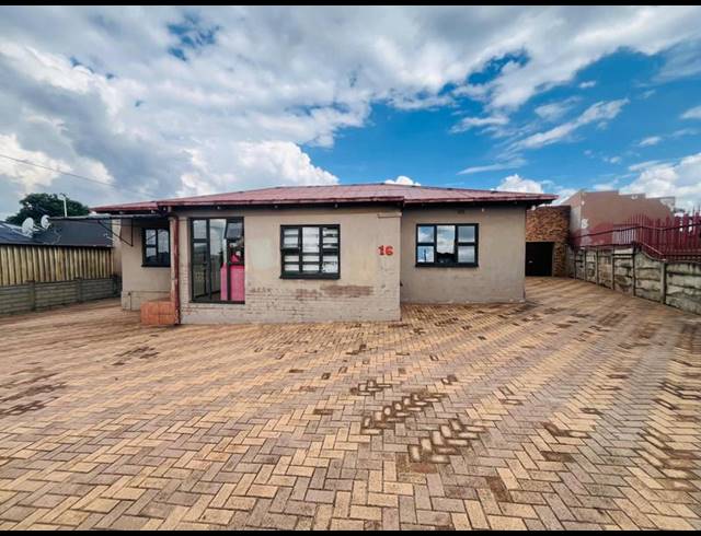 3 BEDROOM HOUSE FOR SALE IN SOUTH HILLS